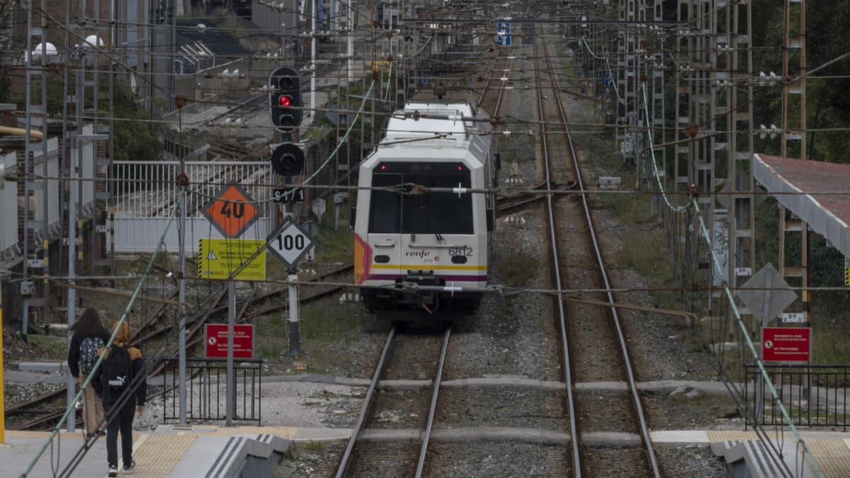 Un tren de cercanías llega a la estación de la localidad cántabra de Barreda.