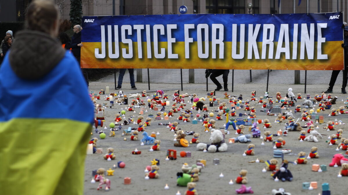 Miembros de la ONG Avaaz y refugiados ucranianos colocan osos de peluche y juguetes para niños en la Rotonda Schuman frente a las instituciones europeas en Bruselas