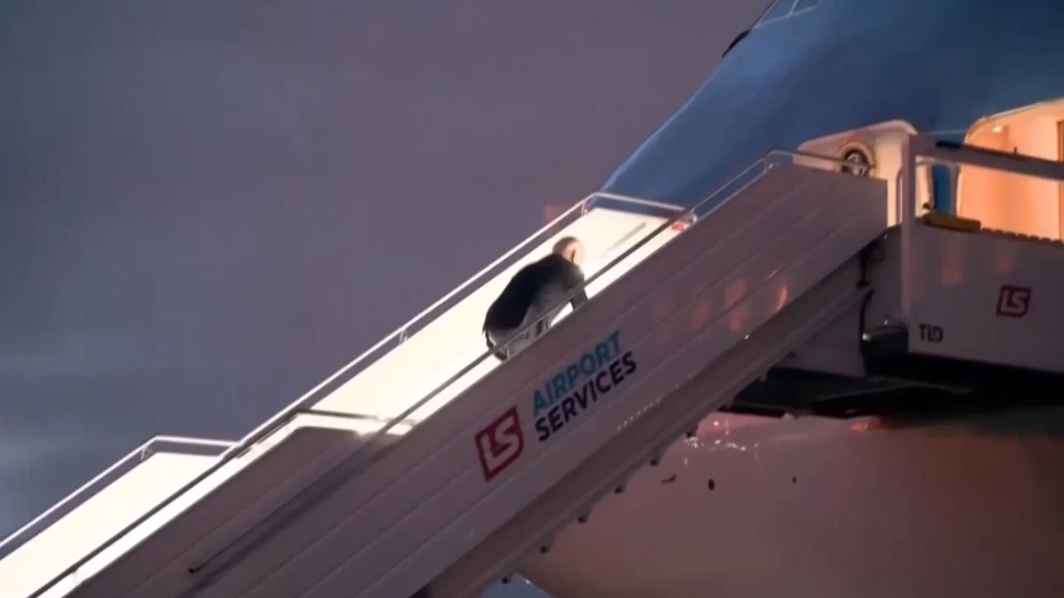 Joe Biden subiendo las escaleras del Air Force One