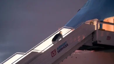 Biden se vuelve a caer subiendo las escaleras del Air Force One