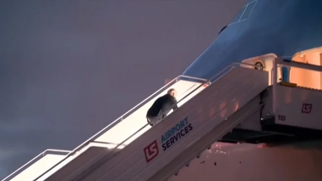 Biden se vuelve a caer subiendo las escaleras del Air Force One Joe Biden subiendo las escaleras del Air Force One