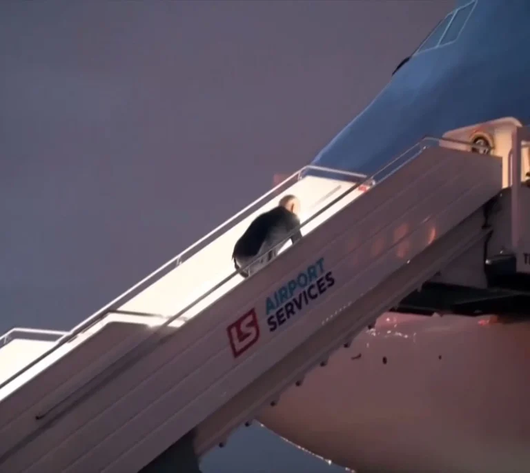 Biden se vuelve a caer subiendo las escaleras del Air Force One