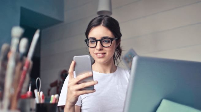 bizum-pexels Mujer realizando una pago por Bizum desde su móvil.