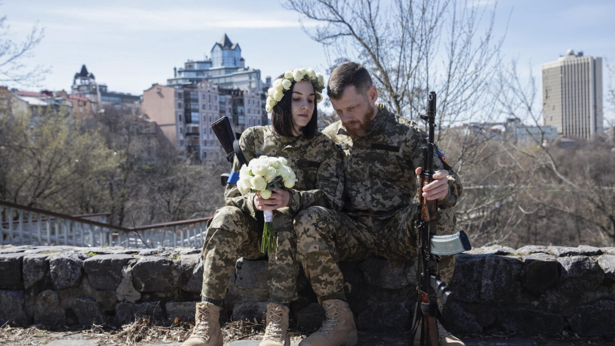 Anastasia y Viacheslav, ambos miembros de las Fuerzas de Defensa Territorial de Kiev, celebran su boda aprovechando la ley marcial, en Kiev, Ucrania, el 7 de abril de 2022.