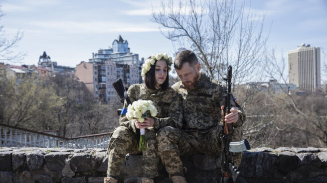 Anastasia y Viacheslav, ambos miembros de las Fuerzas de Defensa Territorial de Kiev, celebran su boda aprovechando la ley marcial, en Kiev, Ucrania, el 7 de abril de 2022.