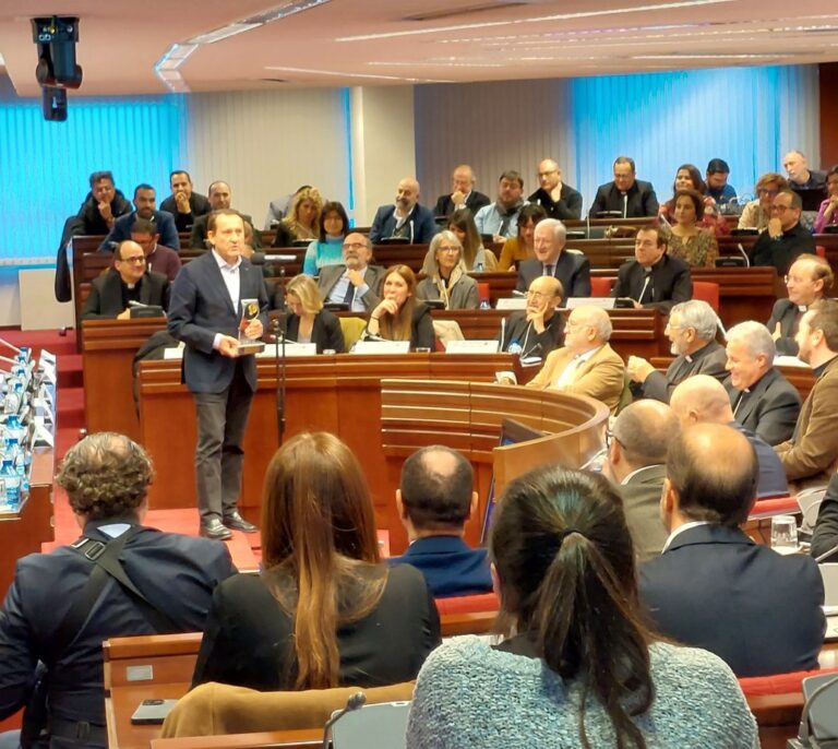 El aviso de los obispos a los periodistas a cuenta de la "verdad prediseñada" de los políticos