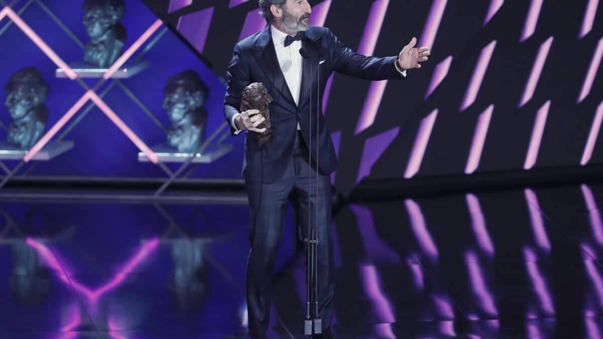 El actor Luis Zahera tras recibir el Goya a "mejor actor de reparto" por su trabajo en "As Bestas" durante la gala de la XXXVII edición de los Premios Goya