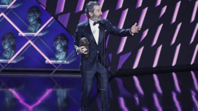 El actor Luis Zahera tras recibir el Goya a "mejor actor de reparto" por su trabajo en "As Bestas" durante la gala de la XXXVII edición de los Premios Goya