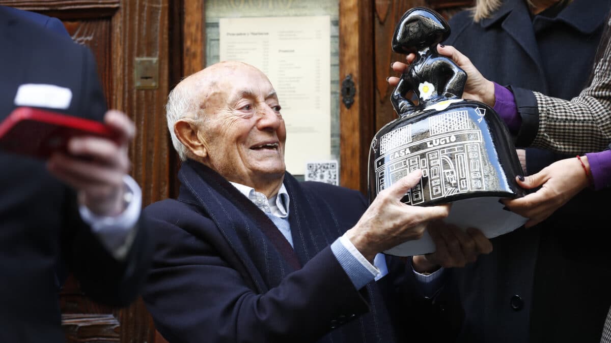 La Asociación de Empresarios de La Latina (ADELA) homenajea al restaurador Lucio Blázquez.