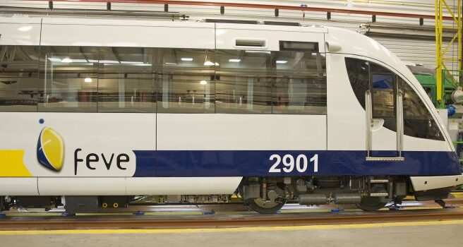 Un tren de la serie 2700 de la antigua FEVE.