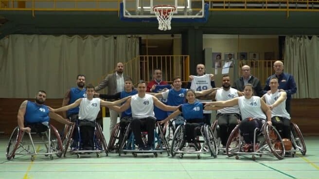 Pedro Sánchez disputa un partido de baloncesto en silla de ruedas