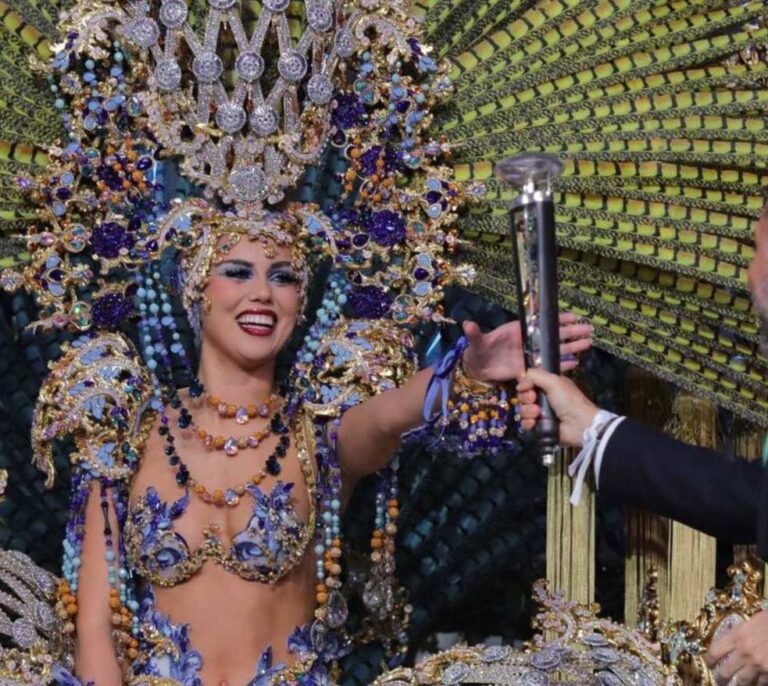 Así es Adriana Peña, la espectacular reina del Carnaval de Santa Cruz de Tenerife