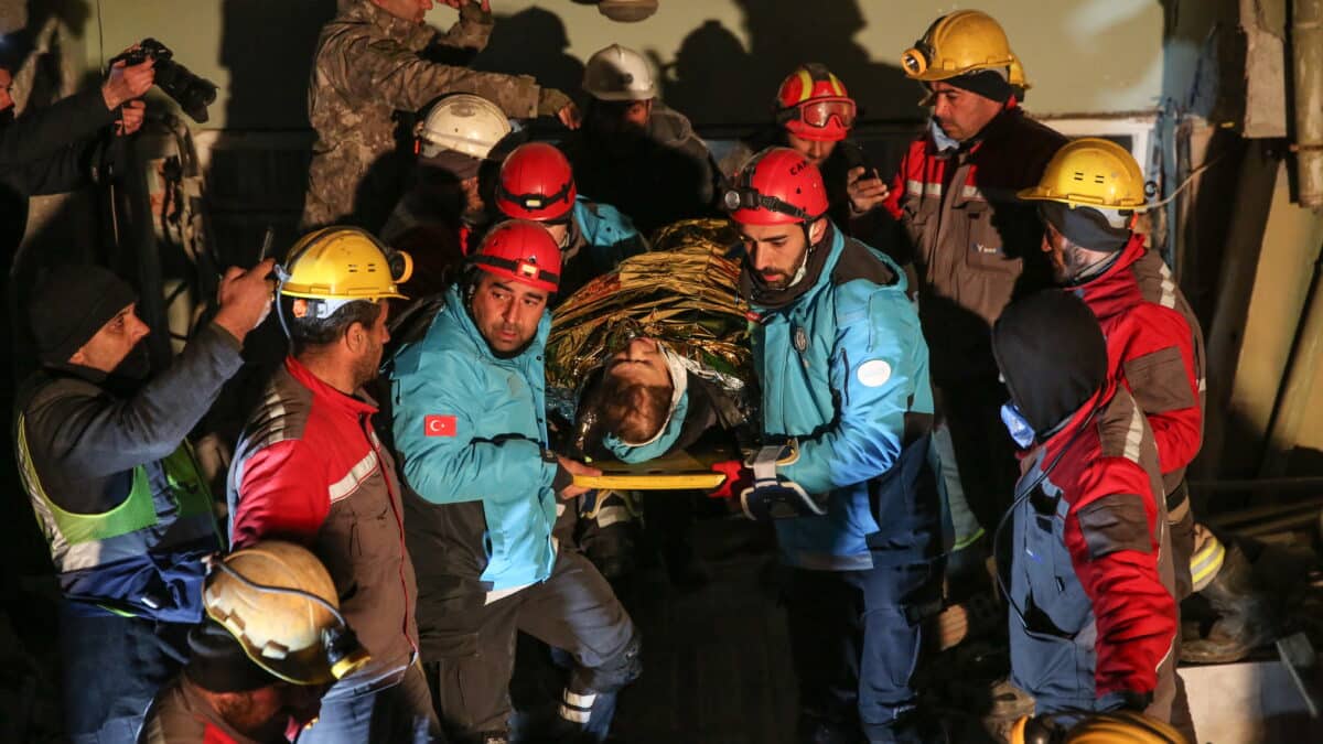 Rescate en Turquía tras más de 100 horas bajo los escombros por el terremoto.