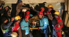 Rescatados bajo los escombros tras más de 140 horas un bebé y otras seis personas en Turquía