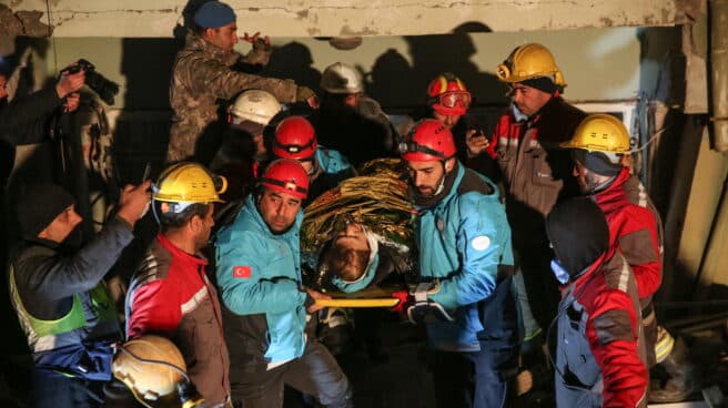 Rescate en Turquía tras más de 100 horas bajo los escombros por el terremoto.