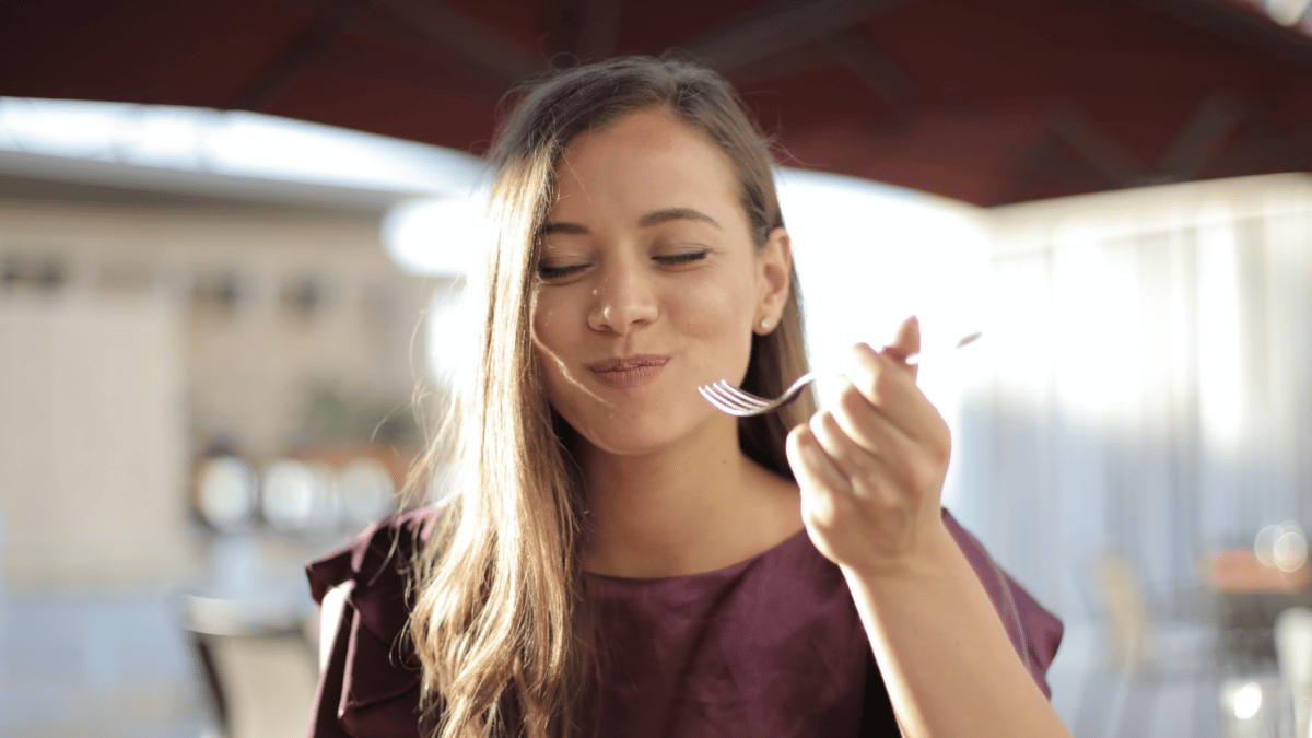 Chica que tiene sueño después de comer