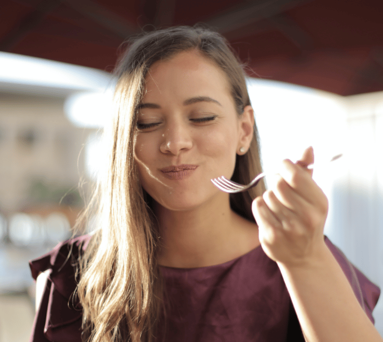 ¿Por qué tengo sueño después de comer? Claves de los expertos