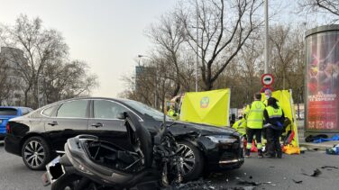Herido grave un motorista tras empotrarse contra un coche en la Castellana
