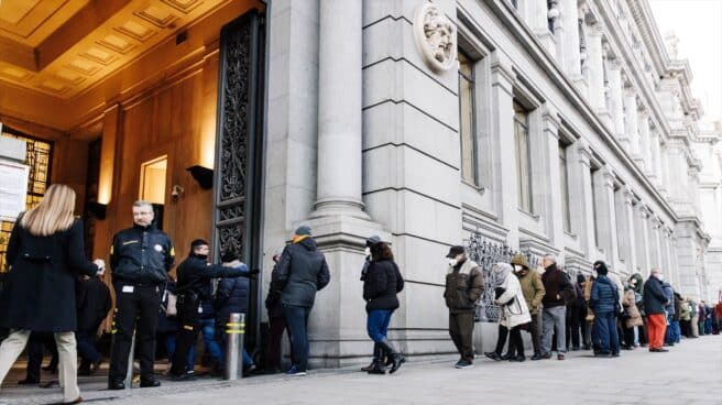 Colas en el Banco de España para contratar Letras del Tesoro