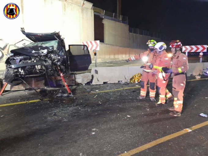 Uno de los dos coches tras el accidente