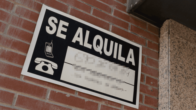 Cartel que anuncia que se alquila una vivienda en la fachada de un edificio en Madrid. Cartel que anuncia que se alquila una vivienda en la fachada de un edificio en Madrid.