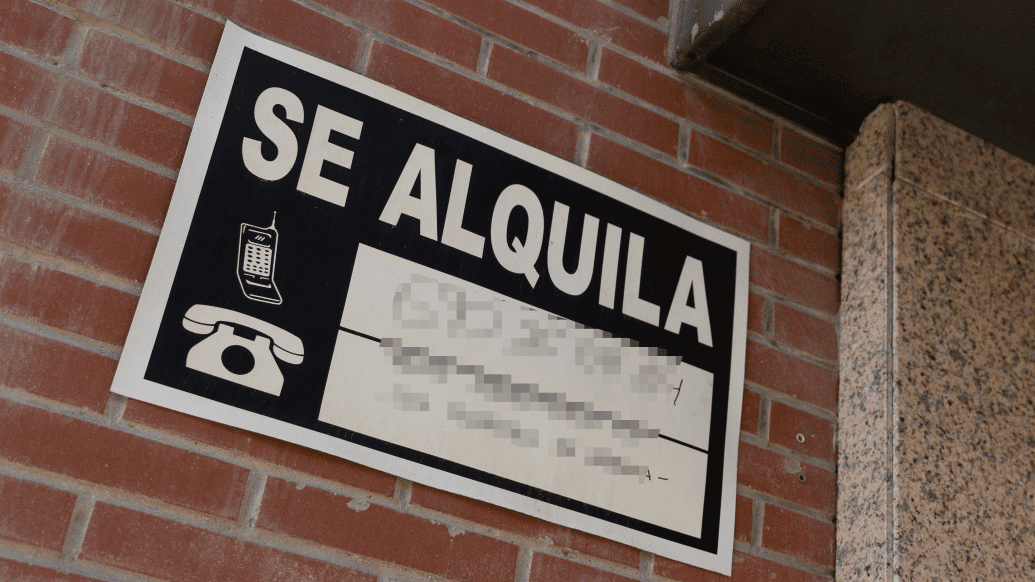 Cartel que anuncia que se alquila una vivienda en la fachada de un edificio en Madrid.