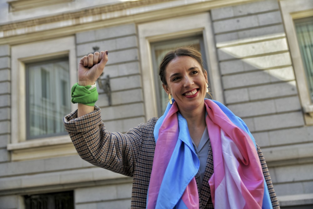 La ministra de Igualdad, Irene Montero, posa para los fotógrafos tras la aprobación de la ley trans