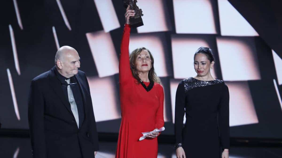 Eulalia Ramón, viuda de Carlos Saura, y sus hijos Antonio y Ana recogen el Goya de Honor.