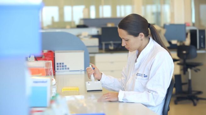 Empleada de Danone trabajando en el ámbito de la investigación Empleada de Danone trabajando en el ámbito de la investigación