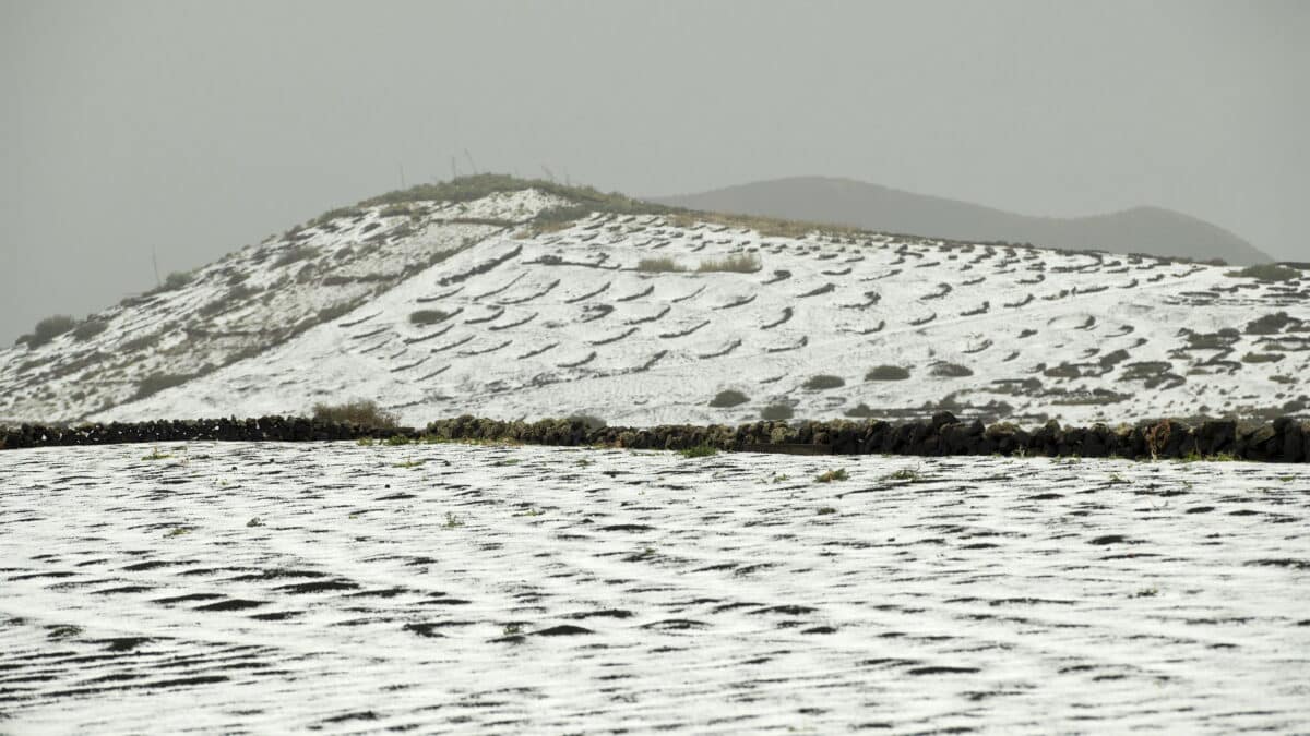 Un manto de granizo cubre de blanco la isla de Lanzarote