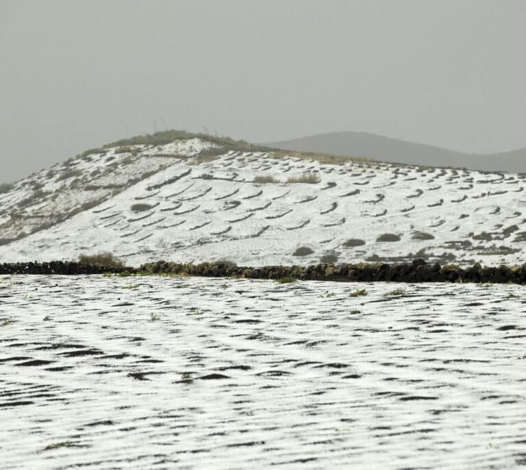 Un manto de granizo cubre de blanco la isla de Lanzarote