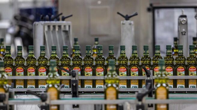 Planta de Deoleo en Córdoba con botellas de Carbonell. Planta de Deoleo en Córdoba con botellas de Carbonell.