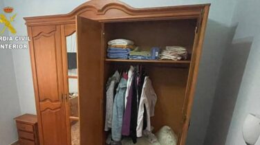 Un hombre se esconde en el armario de su expareja con la intención de matarla