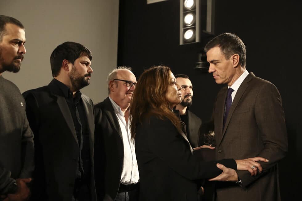 El presidente del Gobierno, Pedro Sánchez (d), da el pésame a la actriz Eulalia Ramón, viuda del cineasta Carlos Saura, en presencia de los hijos de éste