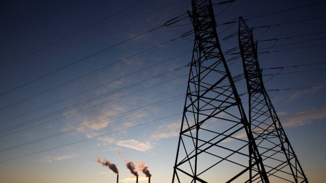 España dejó de comprar un 40% del gas argelino y dobló sus importaciones de Rusia en 2022 Una planta de calor detrás de las torres de alta tensión durante la puesta de sol en las afueras de Minsk