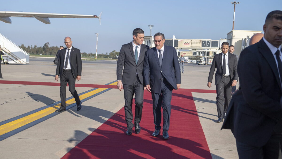 Rabar (Morocco), 01/02/2023.- Prime Minister of Morocco Aziz Akhannouch (C-R) receives Spanish Prime Minister Pedro Sanchez (C-L) at Rabat-Sale Airport in Rabat, Morocco, 01 February 2023. Spanish Prime Minister Sanchez is on a two-day visit to Morocco in which he attends the Moroccan-Spanish Economic Forum from 01 to 02 February. (Marruecos, España) EFE/EPA/JALAL MORCHIDI