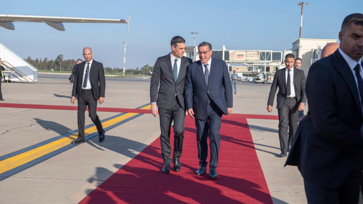 Rabar (Morocco), 01/02/2023.- Prime Minister of Morocco Aziz Akhannouch (C-R) receives Spanish Prime Minister Pedro Sanchez (C-L) at Rabat-Sale Airport in Rabat, Morocco, 01 February 2023. Spanish Prime Minister Sanchez is on a two-day visit to Morocco in which he attends the Moroccan-Spanish Economic Forum from 01 to 02 February. (Marruecos, España) EFE/EPA/JALAL MORCHIDI