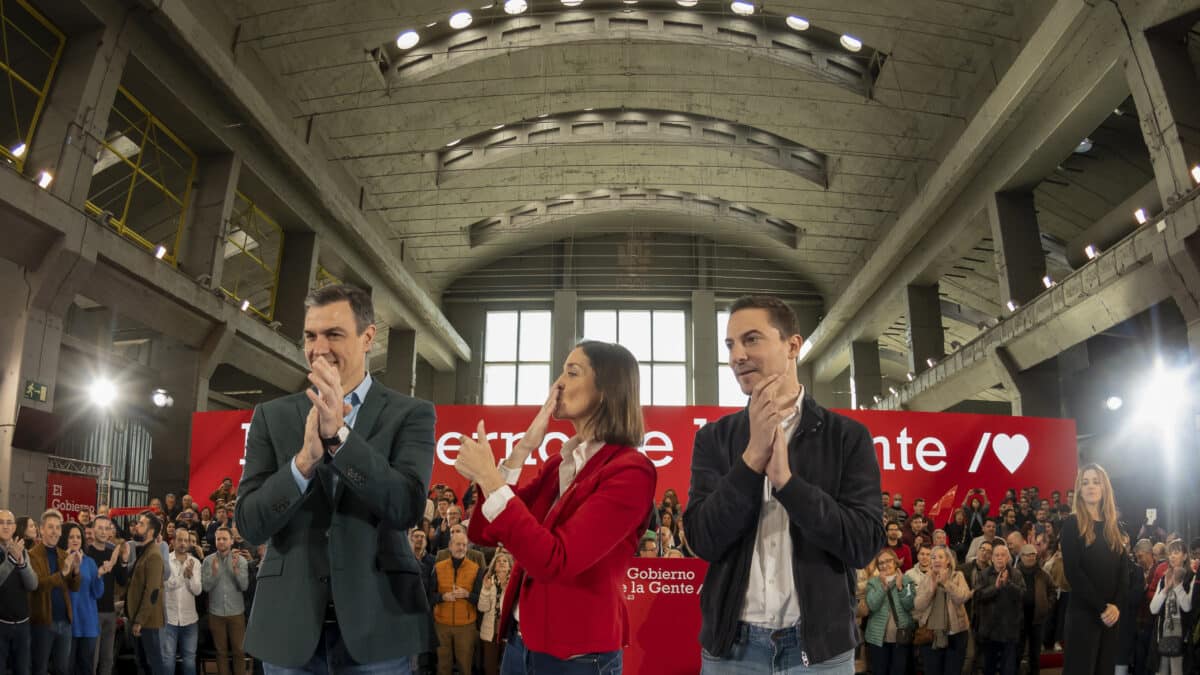 MADRID, 04/02/2023.- El secretario general del PSOE y presidente del Gobierno, Pedro Sánchez (i); y el candidato socialista a la presidencia de Madrid, Juan Lobato (d), participan en la presentación de Reyes Maroto (c) como candidata a la Alcaldía de Madrid, este sábado en Madrid. EFE/ Fernando Villar