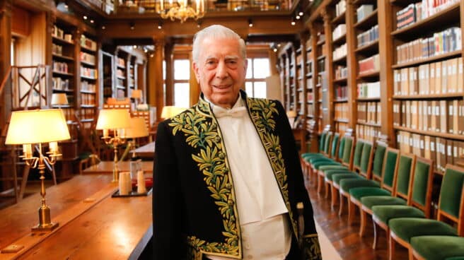 El escritor Mario Vargas Llosa posa en la biblioteca de la Academia Francesa