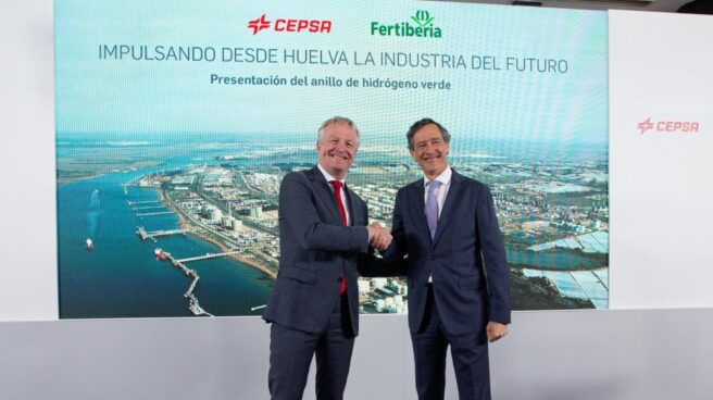 El CEO de Cepsa, Maarten Wetselaar (izquierda) y el CEO de Fertiberia, Javier Goñi, durante la firma de la alianza en Huelva