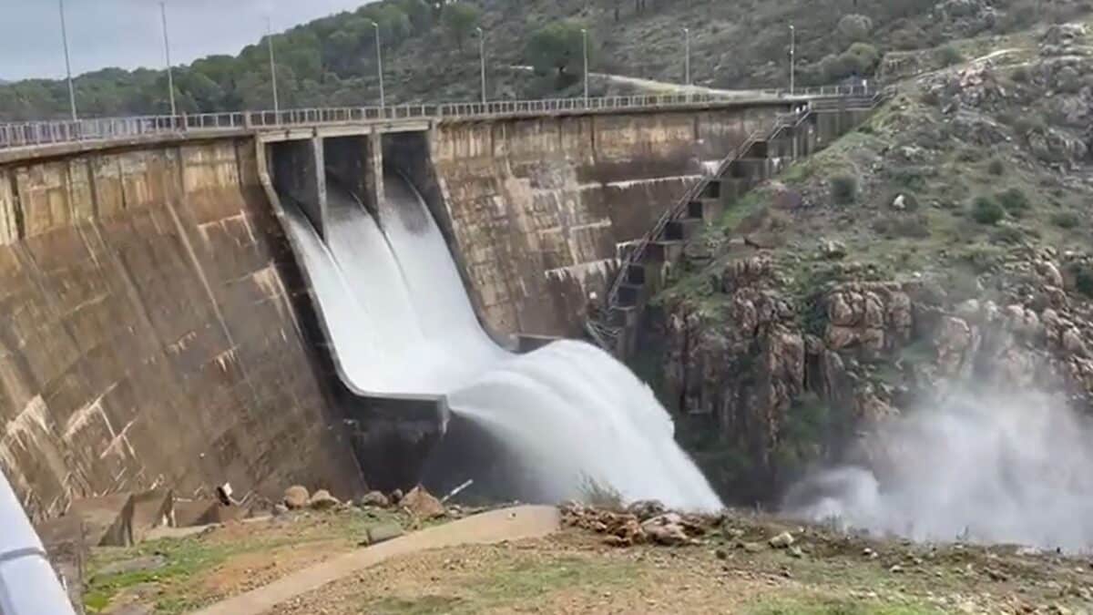 El embalse de Olivargas desalojando agua