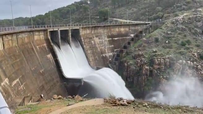 El embalse de Olivargas desalojando agua El embalse de Olivargas desalojando agua