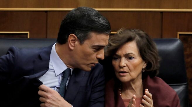 El PSOE penaliza a Carmen Calvo con una multa de 600 euros por romper la disciplina de voto en la Ley Trans El presidente del Gobierno en funciones, Pedro Sánchez,iz., conversa con la vicepresidenta del Gobierno en funciones, Carmen Calvo,d., en la segunda jornada del debate de investidura de Pedro Sánchez como presidente del Gobierno este domingo en el Congreso de los Diputados.
