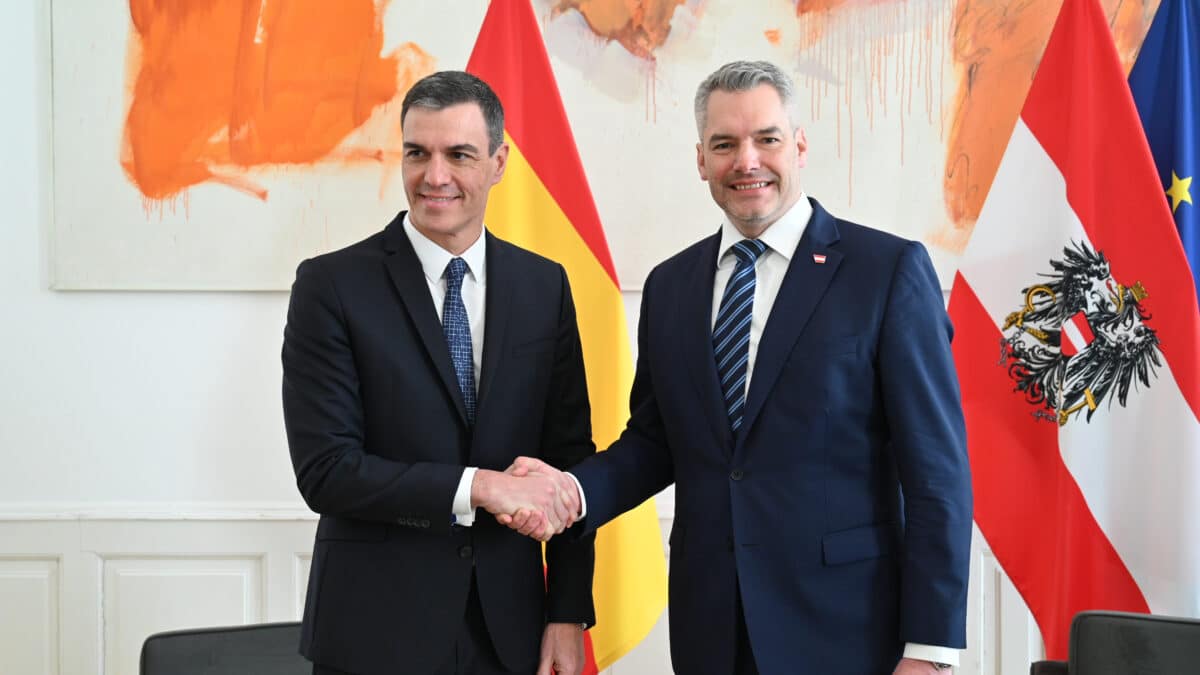 VIENA (AUSTRIA), 16/02/2023.- El presidente del Gobierno, Pedro Sánchez (i), se reúne en la Cancillería Federal con el canciller federal de la República de Austria, Karl Nehammer (d), este jueves en Viena. EFE/Moncloa/Borja Puig de la Bellacasa SOLO USO EDITORIAL/SOLO DISPONIBLE PARA ILUSTRAR LA NOTICIA QUE ACOMPAÑA (CRÉDITO OBLIGATORIO)