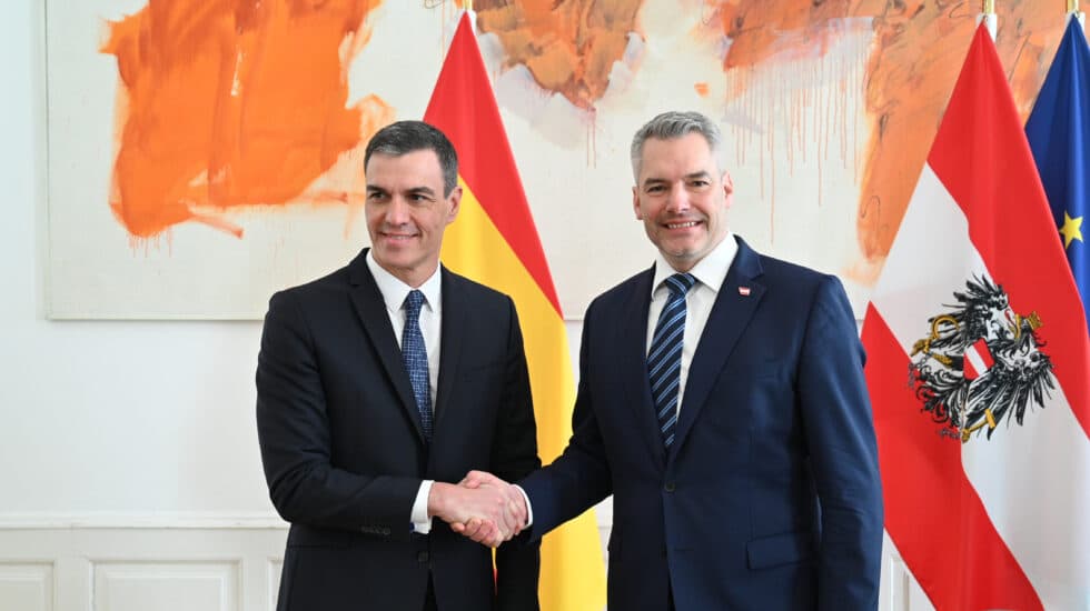 VIENA (AUSTRIA), 16/02/2023.- El presidente del Gobierno, Pedro Sánchez (i), se reúne en la Cancillería Federal con el canciller federal de la República de Austria, Karl Nehammer (d), este jueves en Viena. EFE/Moncloa/Borja Puig de la Bellacasa SOLO USO EDITORIAL/SOLO DISPONIBLE PARA ILUSTRAR LA NOTICIA QUE ACOMPAÑA (CRÉDITO OBLIGATORIO)