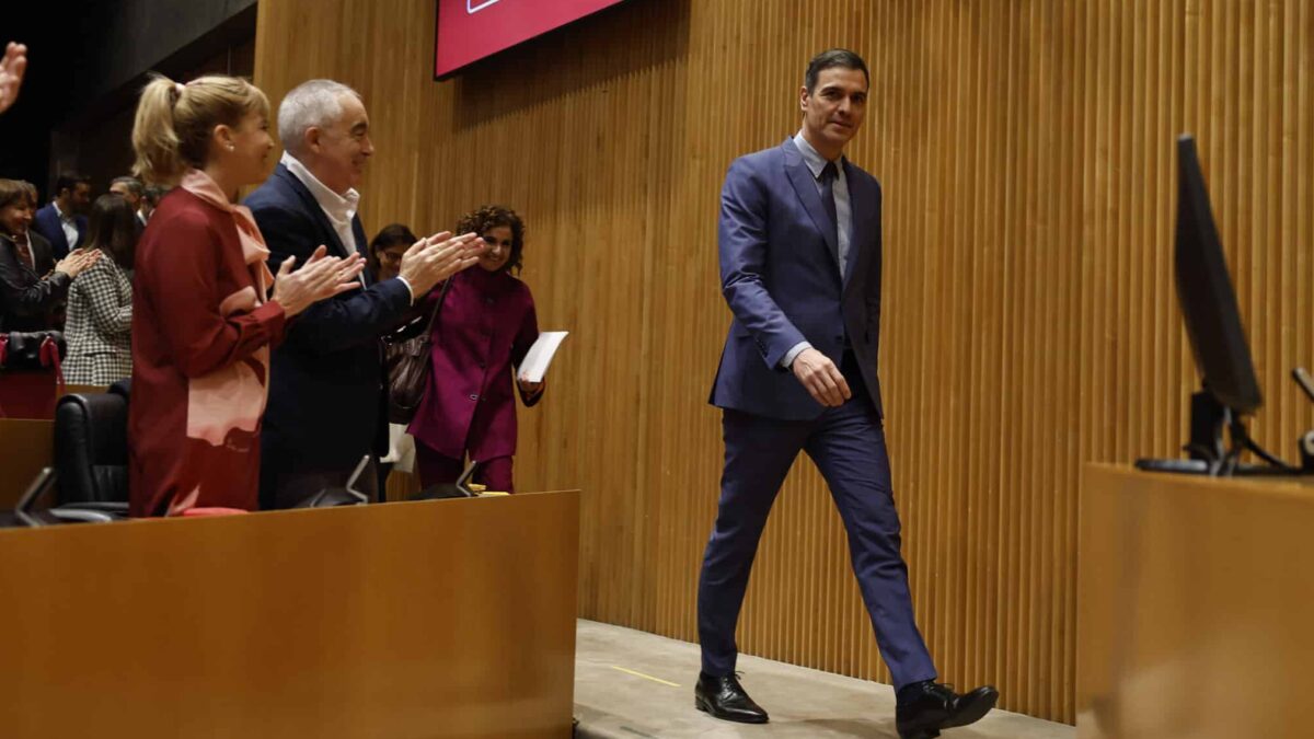 El presidente del Gobierno, Pedro Sánchez, aplaudido a su llegada a la reunión mantenida este martes en el Congreso con diputados y senadores socialistas, este 7 de febrero de 2023.