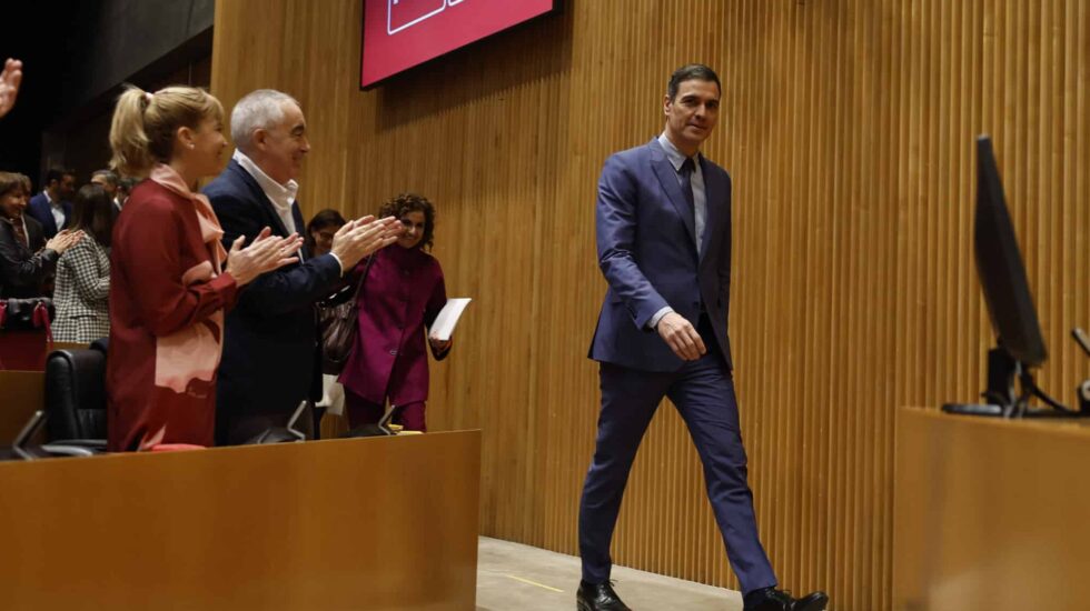 El presidente del Gobierno, Pedro Sánchez, aplaudido a su llegada a la reunión mantenida este martes en el Congreso con diputados y senadores socialistas, este 7 de febrero de 2023.