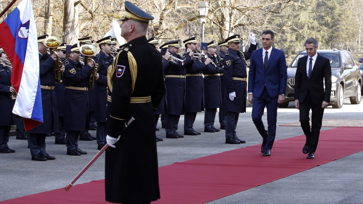 Brdo Castle (Slovenia), 17/02/2023.- Slovenian Prime Minister Robert Golob (R) welcomes to Spanish Prime Minister Pedro Sanchez (2-R) during his visit to Brdo castle, Slovenia, 17 February 2023. (Eslovenia, España) EFE/EPA/ANTONIO BAT