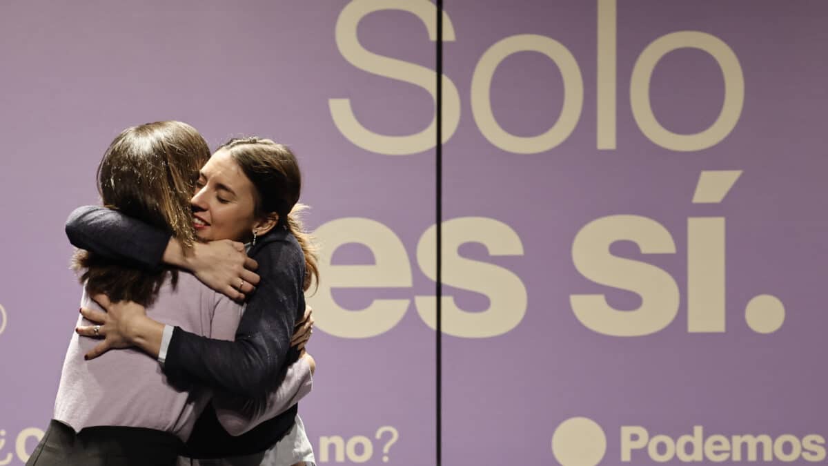 MADRID, 05/02/2023.- Las ministras de Igualdad, Irene Montero (d), y de Derechos Sociales, Ione Belarra (i), participan en el acto "¿Consentiste o no? Solo sí es sí", organizado por Podemos en medio del debate sobre la reforma de la ley que mantienen con el PSOE. EFE/ Sergio Perez