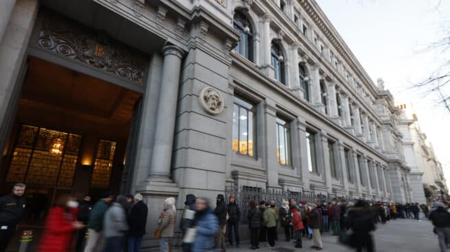 Colas ante el Banco de España para comprar deuda pública española.